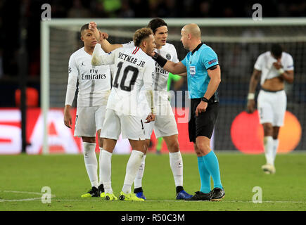 Paris Saint-Germain's Neymar (centro) e Edinson Cavani parlare con match arbitro Szymon Marciniak durante la UEFA Champions League, gruppo C corrispondono al Parc des Princes, Parigi. Foto Stock