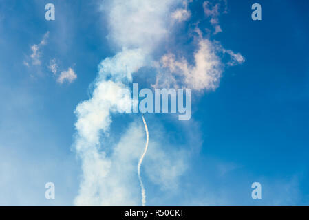 Jet realizzano forme nel cielo durante una mostra Foto Stock