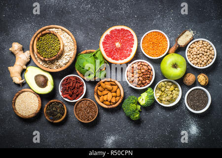 Superfoods sulla pietra nera dello sfondo. Foto Stock