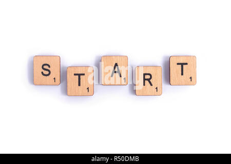 LONDON, Regno Unito - 7 Luglio 2018: la parola START, farro con lettera in legno piastrelle Scrabble, il 7 luglio 2018. Foto Stock