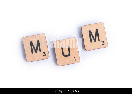 LONDON, Regno Unito - 7 Luglio 2018: La parola mamma farro con lettera in legno piastrelle Scrabble, il 7 luglio 2018. Foto Stock