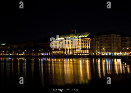 Amburgo, Germania - Marzo 2018: la sede di Hapag-Lloyd situato sulle rive del Lago Alster shore di notte Foto Stock