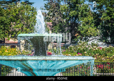 Fontana d'acqua circondato da una splendida fioritura di rose, il Municipal Rose Garden, San Jose, South San Francisco Bay Area, California Foto Stock