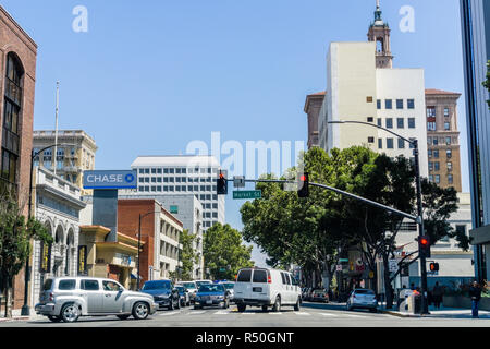 Agosto 17, 2018 San Jose / CA / STATI UNITI D'AMERICA - strada trafficata schierate con alti edifici nel centro cittadino di San Jose in una giornata di sole, Silicon Valley Foto Stock