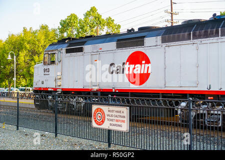 Agosto 21, 2018 Palo Alto / CA / STATI UNITI D'AMERICA - Caltrain motore spento in una stazione nella Silicon Valley, South San Francisco Bay Area Foto Stock