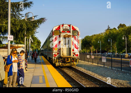 Agosto 21, 2018 Palo Alto / CA / STATI UNITI D'AMERICA - Persone in attesa per il treno in arrivo su una delle stazioni nella Silicon Valley, South San Francisco Bay Area Foto Stock