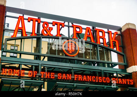 Agosto 21, 2018 San Francisco / CA / STATI UNITI D'AMERICA - Close up del logo dell'AT&T Park, sede dei San Francisco Giants al di sopra di uno dei arena ingresso gat Foto Stock