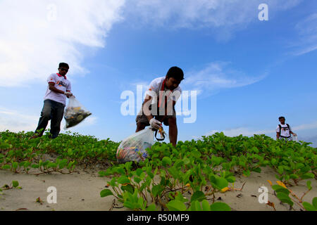 L'International Coastal Cleanup giorno viene osservata in Cox bazar. Le persone partecipano nel rimuovere i rifiuti e i detriti da diverse spiagge e sulle vie navigabili interne Foto Stock