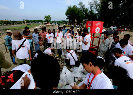 L'International Coastal Cleanup giorno viene osservata in Cox bazar. Le persone partecipano nel rimuovere i rifiuti e i detriti da diverse spiagge e sulle vie navigabili interne Foto Stock