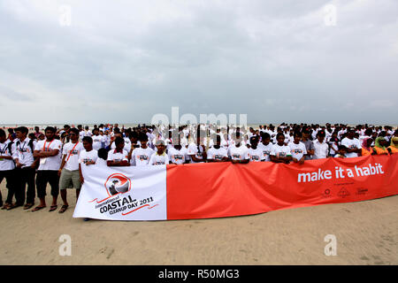 L'International Coastal Cleanup giorno viene osservata in Cox bazar. Le persone partecipano nel rimuovere i rifiuti e i detriti da diverse spiagge e sulle vie navigabili interne Foto Stock