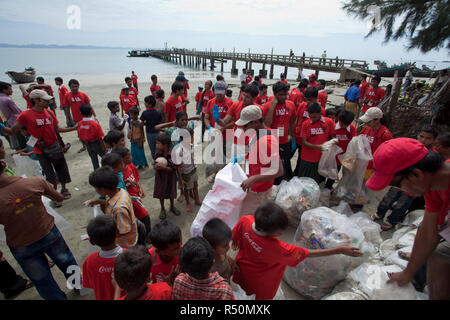 L'International Coastal Cleanup giorno viene osservata in San Martin's Island. Le persone partecipano nel rimuovere i rifiuti e i detriti da diverse spiagge e w Foto Stock