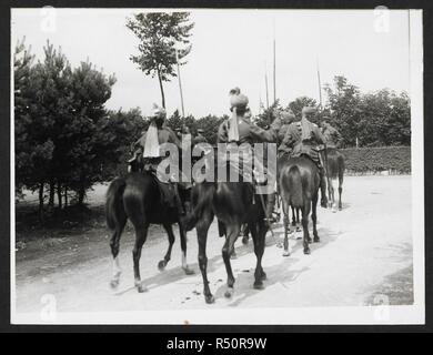 Un indiano Cavalry escort al C. in C. [Blendecques, Francia]. Vista posteriore di scorta montata di Lancieri. Il 18 agosto 1915. Record dell'esercito indiano in Europa durante la Prima Guerra Mondiale. Xx secolo, 18 agosto 1915. Gelatina stampe d'argento. Fonte: Foto 24/(310). Autore: Girdwood, H. D. Foto Stock