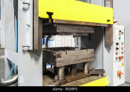 Separare la procedura di garbage collection. Apparecchiatura per la pressatura di detriti di materiale di smistamento per essere trasformati in uno dei rifiuti moderno impianto di riciclaggio. Foto Stock