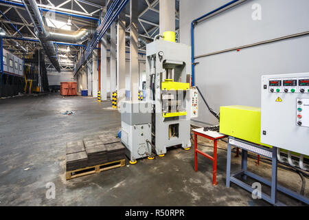 Separare la procedura di garbage collection. Apparecchiatura per la pressatura di detriti di materiale di smistamento per essere trasformati in uno dei rifiuti moderno impianto di riciclaggio. Foto Stock