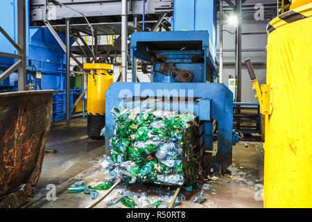 Separare la procedura di garbage collection. Apparecchiatura per la pressatura di detriti di materiale di smistamento per essere trasformati in uno dei rifiuti moderno impianto di riciclaggio. Foto Stock