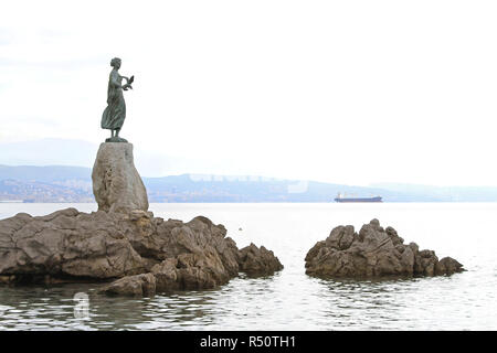 OPATIJA, Croazia - 16 giugno: Maiden con il gabbiano in Opatija il 16 giugno 2010. Famosa statua Landmark al Rock in mare Adriatico in Opatija, Croazia. Foto Stock