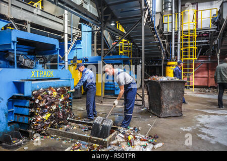 GRODNO, Bielorussia - Ottobre 2018: garbage premere sulle moderne del riciclo dei rifiuti nello stabilimento di trasformazione. Separare la procedura di garbage collection. Riciclaggio e dello stoccaggio dei rifiuti Foto Stock