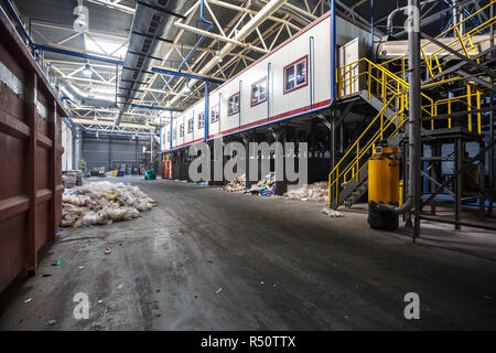 GRODNO, Bielorussia - Ottobre 2018: Costruzioni metalliche di immondizia trasportatore di smistamento su moderne del riciclo dei rifiuti nello stabilimento di trasformazione. Separare la garbage collectio Foto Stock