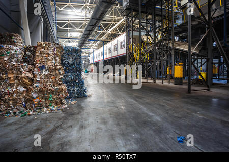 GRODNO, Bielorussia - Ottobre 2018: Costruzioni metalliche di immondizia trasportatore di smistamento su moderne del riciclo dei rifiuti nello stabilimento di trasformazione. Separare la garbage collectio Foto Stock
