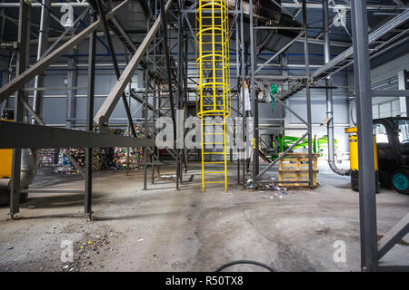 GRODNO, Bielorussia - Ottobre 2018: Costruzioni metalliche di immondizia trasportatore di smistamento su moderne del riciclo dei rifiuti nello stabilimento di trasformazione. Separare la garbage collectio Foto Stock