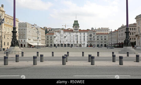 TRIESTE, ITALIA - 13 ottobre: Piazza dell'Unità d'Italia a Trieste il 13 ottobre 2014. Principali grande piazza dell'Unità italiana con sede municipale in cerca Foto Stock