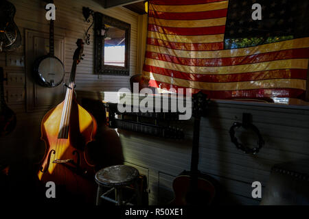 Vista della tappa nel bar con gli strumenti musicali di Nashville, Tennessee, Stati Uniti d'America Foto Stock