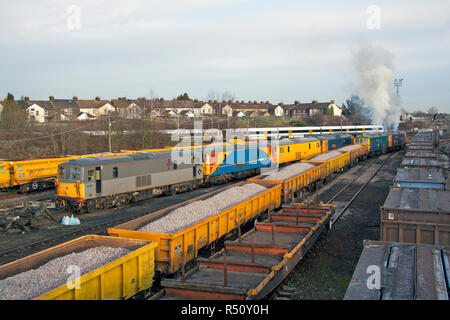 Una coppia di classe 73 elettro locomotive diesel numeri 73208 e 73206 fare un smokey partenza da Tonbridge cortile con un carico di lavoro di zavorra. Foto Stock