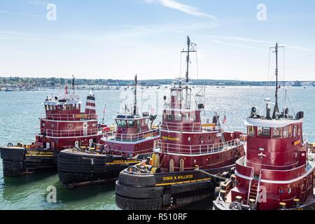 Quattro rimorchiatori rosso in Portland Foto Stock