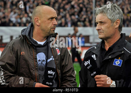 Trainer Holger Stanislawski (FC St Pauli, links) und Trainer Armin Veh (HSV, rechts) Intervista im vor dem Lokalderby am Millerntor, Amburgo, Deutschl Foto Stock