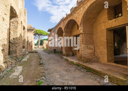 Ostia antica di Roma, Italia. Archeologico impero romano street view con originali antichi edifici romani Foto Stock