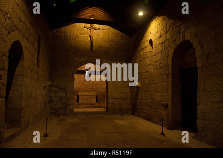 Chiesa di São Miguel do Castelo a Guimaraes, Portogallo. Leggenda suggerisce che essa è stata la vista del battesimo del giovane Afonso Henriques. Foto Stock