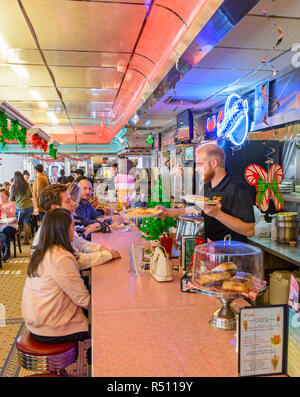 Patroni di essere serviti loro di cibo ordine a Rosie's Diner, Aurora Colorado US. Foto scattata in dicembre. Foto Stock