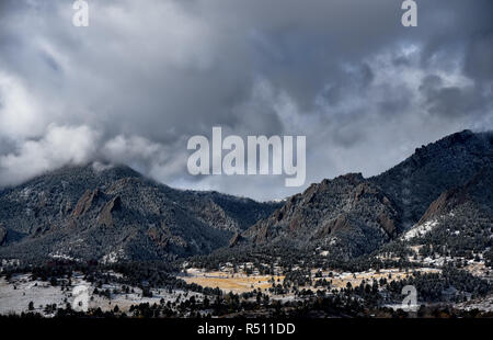 Neve spolverata flatirons in Boulder Colorado Foto Stock