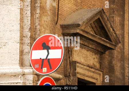 Funny nessuna voce cartello stradale nella città vecchia medievale in Italia a Roma. Il 3 maggio 2011 © Wojciech Strozyk / Alamy Stock Photo Foto Stock