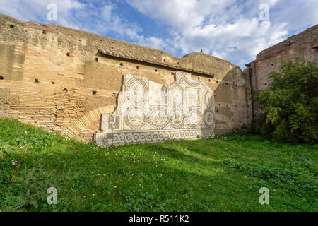 Ostia antica di Roma, Italia. Roman color Mosaic si trova su una parete Foto Stock