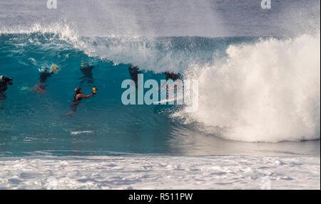 Fotografi di Surf la ripresa di un surfer in un'onda Foto Stock