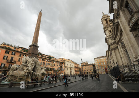 Il barocco Fontana dei Quattro Fiumi (Fontana dei Quattro Fiumi) progettato da Gian Lorenzo Bernini e la Chiesa di Sant Agnese in Agone (Chiesa di Sant'Ag Foto Stock