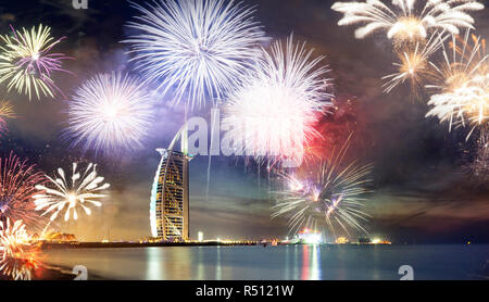 Fuochi d'artificio intorno al Burj Al Arab - esotica Nuovo Anno destinazione, Dubai, Emirati arabi uniti Foto Stock