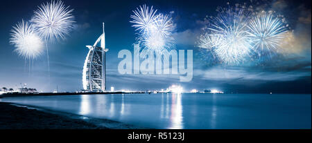 Fuochi d'artificio intorno al Burj Al Arab - esotica Nuovo Anno destinazione, Dubai, Emirati arabi uniti Foto Stock