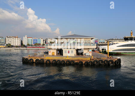 ISTANBUL, Turchia - 28 luglio 2018: Kadikoy traghetto nel porto di Istanbul City Foto Stock