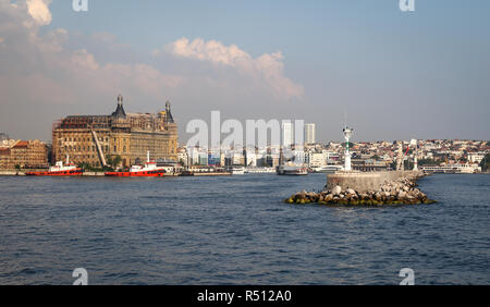 ISTANBUL, Turchia - 28 luglio 2018: Haydarpasa stazione ferroviaria è in fase di ripristino dopo l'incendio del tetto. La stazione è stata costruita nel 1909. Foto Stock