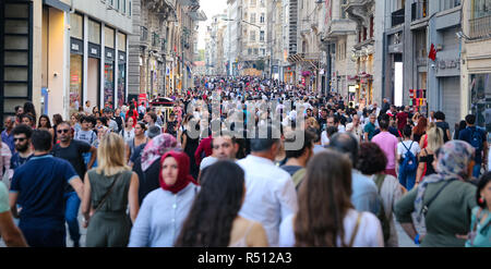 ISTANBUL, Turchia - 28 luglio 2018: la gente su Istiklal Street. Istiklal Street è la destinazione più popolare di Istanbul per lo shopping e entertainmen Foto Stock