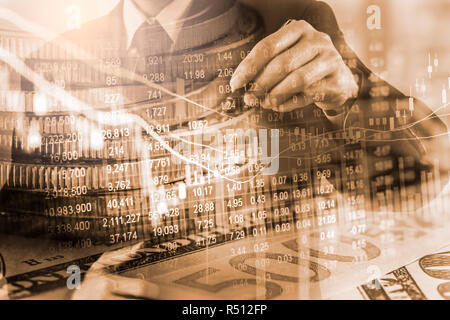 La doppia esposizione dell'Imprenditore e mercato azionario o forex grafico adatto per gli investimenti finanziari concetto. Economia sullo sfondo delle tendenze per l'idea di business e Foto Stock