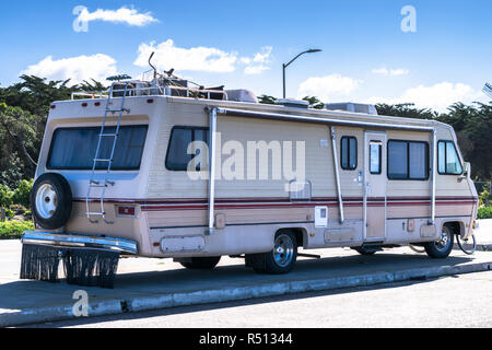 Ricreazione veicolo RV viaggio. Classe C Motorhome Closeup. Vacanze sulla strada americana. Foto Stock