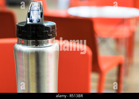 Ferro da stiro thermos con coperchio nero su sfondo sfocato Foto Stock