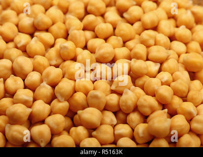 Cucinato imbevuto di ceci fagioli close up sullo sfondo Foto Stock