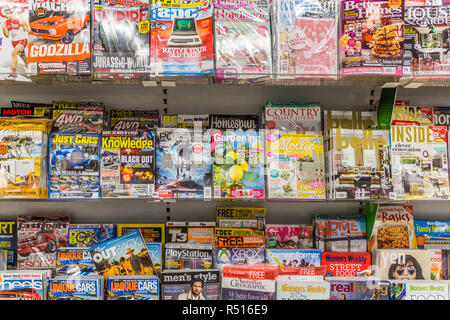 Port Douglas, Australia - 1 Giugno 2015: riviste sugli scaffali per la vendita nel supermercato. Una grande varietà di temi sono coperti. Foto Stock