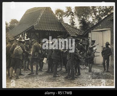 British & Indiana ufficiali Gurkhas 9 presso la propria sede in Francia [St Floris], 23 luglio 1915. Record dell'esercito indiano in Europa durante la Prima Guerra Mondiale. Xx secolo, 23 luglio 1915. Gelatina stampe d'argento. Fonte: Foto 24/(60). Autore: Girdwood, H. D. Foto Stock