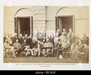 Gruppo: S.A.R. Il Principe di Galles, il viceré, l'on. Miss Baring e altri [presso la sede del Governo, Calcutta]. Ritratto di gruppo: "Il Principe verranno subito riconosciuto in questa capitale fotografia. Sua Altezza Reale, l'unica persona nel gruppo non scoperte, è eterno Northbrook sulla sua destra e Miss Baring sulla sua sinistra. Il principe Luigi di Battenberg è seduto accanto al Signore Northbrook, Signore Suffield ha appena dietro e Sir Henry Norman dietro di lui. Il principe della suite sono principalmente a sinistra dell'immagine, i funzionari indiani a destra " . Bourne & Pastore, 'Royal album fotografico di scene e pers Foto Stock