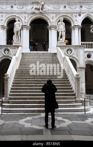 Turisti alla Scala dei Giganti nel cortile interno del Palazzo dei Dogi di Venezia Foto Stock